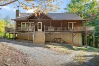 Secluded Wood Cabin-Amazing Mtn Views, Hot Tub, WiFi