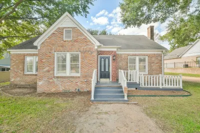 BEE in BRENHAM Holiday Cottage - Premium location walking distance to downtown 옐로 피버 묘지 주변 호텔