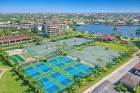 Coastal Classy 2/2 19th fl condo with wonderful views of Marco Island's  beach South Marco Beach 주변 호텔