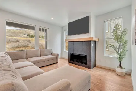 Spacious 4 bedroom townhome in Park City with private Hot Tube Отели в г. Хайдеаут