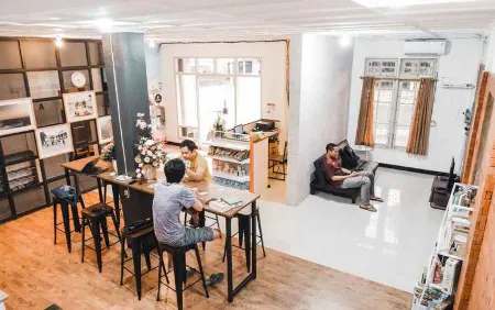 Peta Lodge Backpacker Hostel Отели в г. Tegalrejo