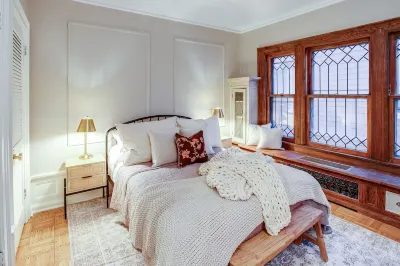 Charming 2BR, near Park Ave with private balcony! Отели рядом с достопримечательностью «Hochstein Performance Hall»