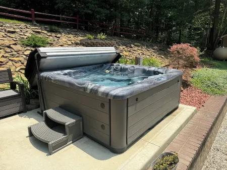 Secluded Retreat in Hocking Hills with Hot Tub – 10 Min from Old Man’s Cave