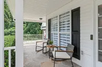Luxury Retreat &Heated Pool Downtown Simpsonville-Game Room and more Up to 8 ppl
