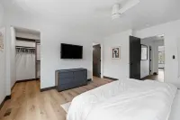 Modern on Main-Walking Distance to Downtown Hill City and Mickelson Trail! Hotels in Hill City