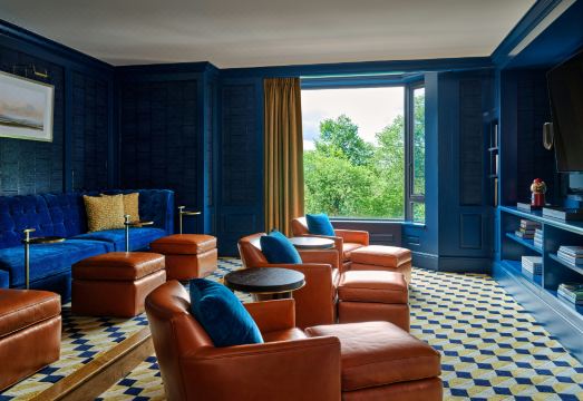 The Four Seasons Hotel Boston의 럭셔리한 실내 공간 이미지