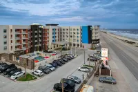 Tru by Hilton Galveston - parking