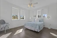 Fabulous Beach Retreat! Walk to the water...
