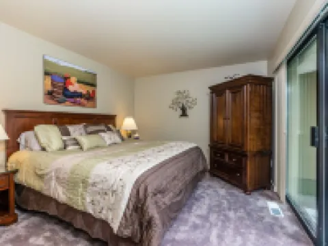 Wapato Point Halmalka Condo 510B 3 Bed 2 Bath Sleeps 8, Lake Views, Next to Pool Hotels in Manson