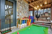 Escape to our luxe, pet-friendly Blue Ridge cabin—sleeps 14 with top amenities!