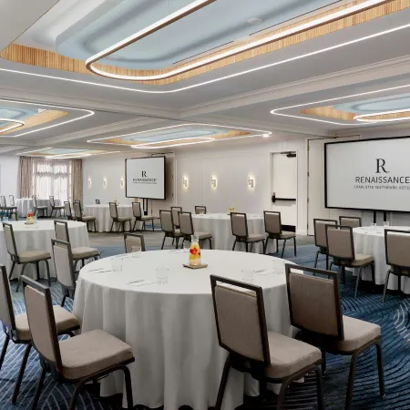 Renaissance Charlotte SouthPark Hotel Отели рядом с достопримечательностью «Торговый центр SouthPark»