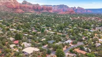 Peaceful Sedona retreat in Red rocks and pine trees