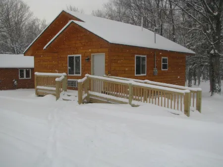 2 bedroom cottage 2.5 miles from Munising, MI and the Pictured Rocks Cruises. Отели в г. Мунизинг Тауншип