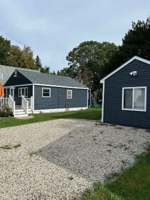 Renovated Longs Sands Cottage with additional Bunkhouse + AC! Walk to Bathhouse