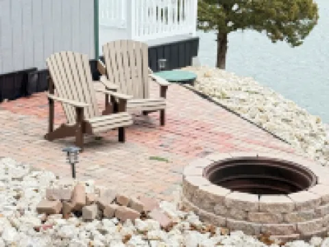 Cozy TINY HOUSE in a very quiet cove. 拉塞爾酒店