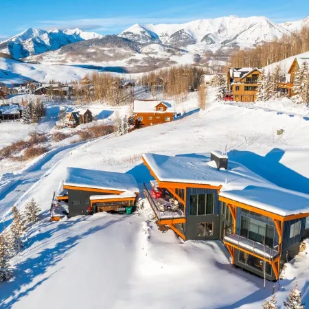 Couples retreat with private hot tub, endless views, and hiking trails above you