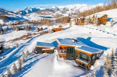 Couples retreat with private hot tub, endless views, and hiking trails above you