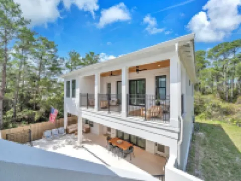 Spacious 6-bedroom House, Pool, Walk to Spooky Ln Beach Access, 2 Golf Carts!
