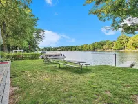 Quiet oasis steps from the water with access to Canadian Lakes amenities! Hotéis em Mecosta County