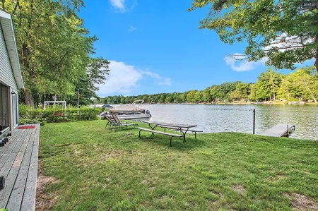 Quiet oasis steps from the water with access to Canadian Lakes amenities!