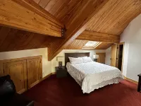 Luxury Private Cabin. Spectacular setting!  Amazing Views, 80 acres, Hot Tub