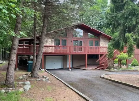 Spacious 4 BR 2 BA Home In The Heart Of Poconos Private BEACH. NEAR ATTRACTIONS!