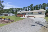 Sunrise@Sunset- 4BR/2BA home, with gameroom, large backyard & covered back porch Hoteles en Jacksonville