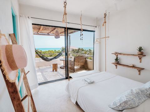 LunArena Barefoot Hotel