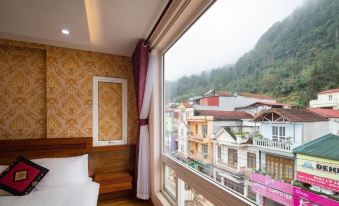 Saparis Station Hostel & Travel