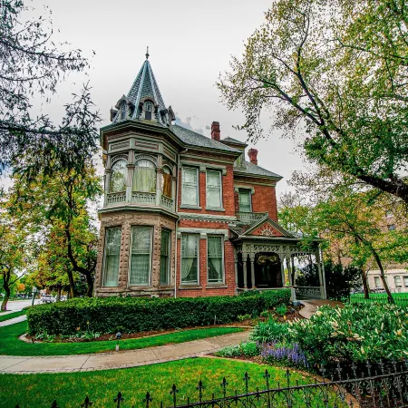 The Anniversary Inn - South Temple Отели рядом с достопримечательностью «Сад Red Butte»