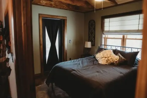 Luxury cabin on private drive. Fall foliage at its finest, waterfront access.