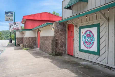 Herons Lake View Hideaway