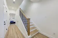 Modern Cozy Home with King Bed
