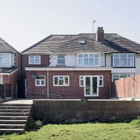 6-Bed House - Sleeps 13 - Families & Contractors