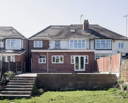 6-Bed House - Sleeps 13 - Families & Contractors Hotels in Dudley