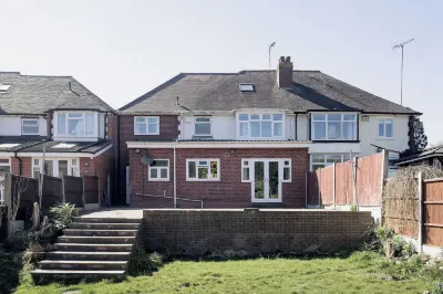 6-Bed House - Sleeps 13 - Families & Contractors