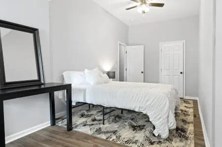 Recently Renovated Chic Durham Farmhouse Отели рядом с достопримечательностью «Университет Дьюк»