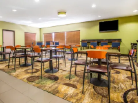 Comfort Inn & Suites Kansas City - Northeast Hotels in Chouteau Township