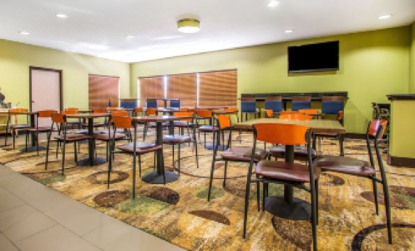 Comfort Inn & Suites Kansas City - Northeast