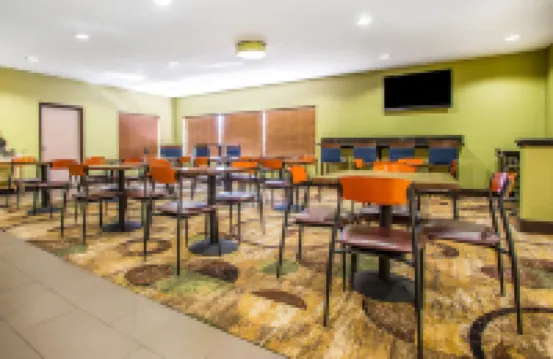 คอมฟอร์ต อินน์แอนด์สวีทส์ แคนซัสซิตี้ - นอร์ทอีสต์