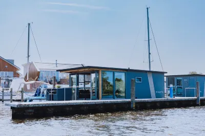 Cozy Houseboat at the Edge of the Marina Отели рядом со станцией Uitgeest