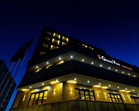 Grand View Hotel & Suites Copou Отели рядом с достопримечательностью «Botanic Garden»