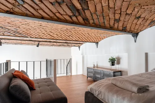 Stylish Historical Loft with Sauna & Free Parking - Homestays