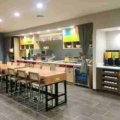 Home2 Suites by Hilton Lake Charles Dining/Meeting Rooms