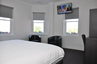 Queens Head Hotel Hotels near Campbell Street Primary School