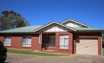 The Club Motel and Apartments