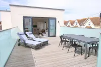 Modern Home for Small Groups by Stones Throw Apartments - Free Parking - Sea View Hotels in Worthing