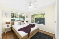 Flynns Beach Caravan Park Hotels near Tacking Point Lighthouse