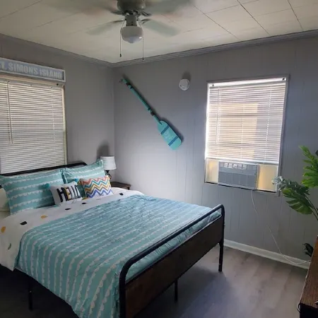 2 bedroom Coastal bungalow minutes from St Simons