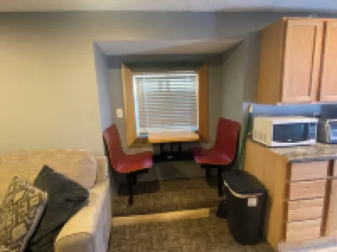 The Covered Porch Hideaway - Lakeside Tiny House Rental - Sleeps 4 羅克縣酒店